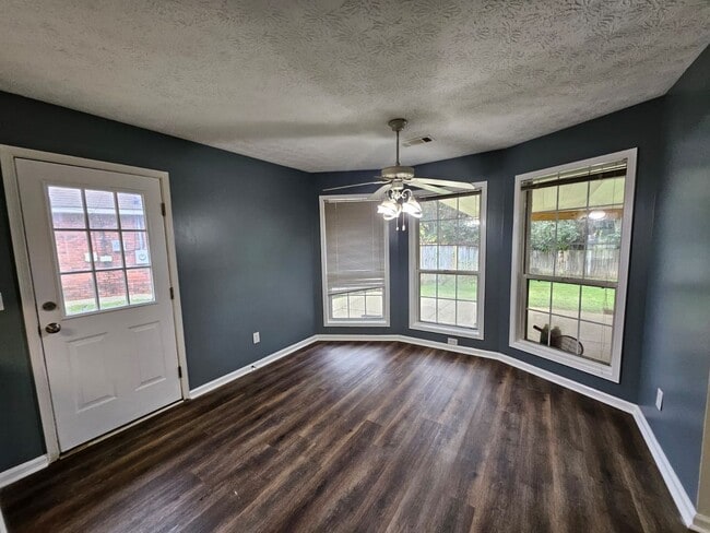 Building Photo - For rent 3 bedroom, 2 bath home