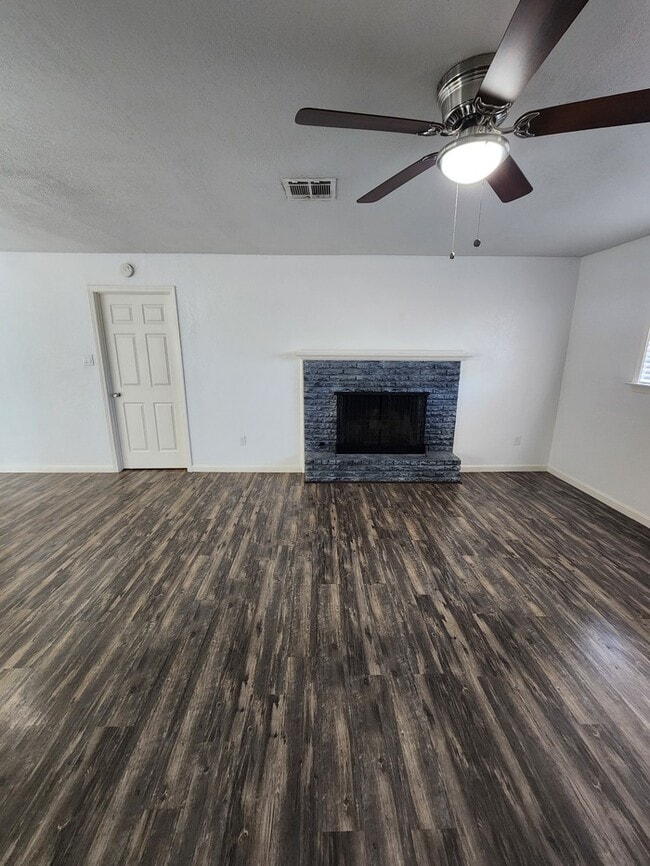 Building Photo - 3 bed 2 bath home, move in ready!