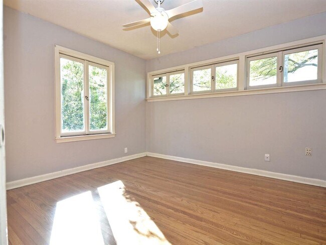 Building Photo - 2600 Twin Oaks Dr