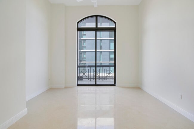 Building Photo - 701 S Olive Ave