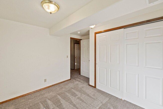 Building Photo - Sundown Rancher with Mountain Views, Walk-...