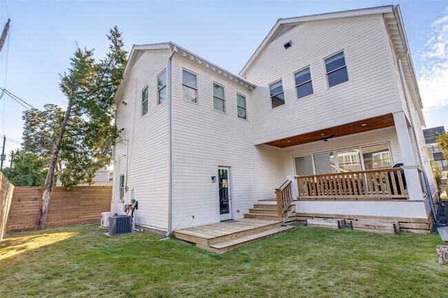 Building Photo - 709 E 13th St