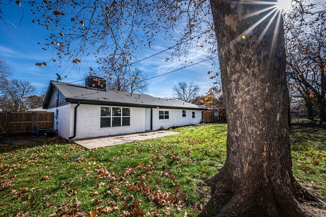 Building Photo - Updated 3 Bedroom with Fenced Yard