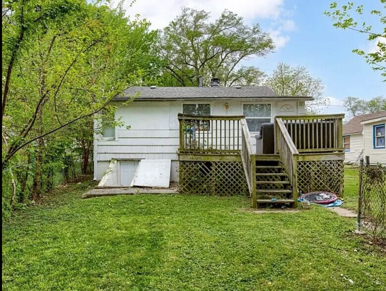 Building Photo - 617 S Lake Dr