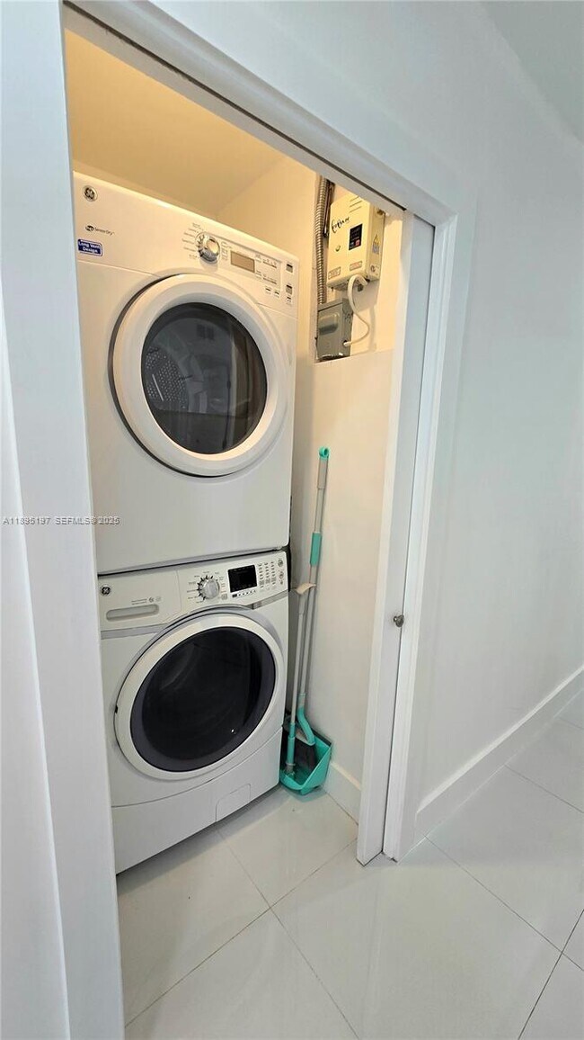 Building Photo - 9332 SW 27th St