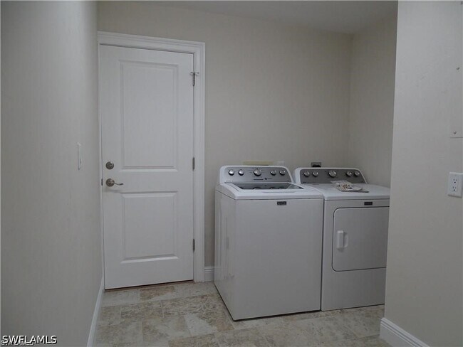 Building Photo - 3043 Round Table Ct