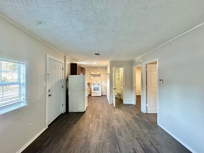 Building Photo - Available Now! 2 Bedroom, 1 Bath (Plus Bon...