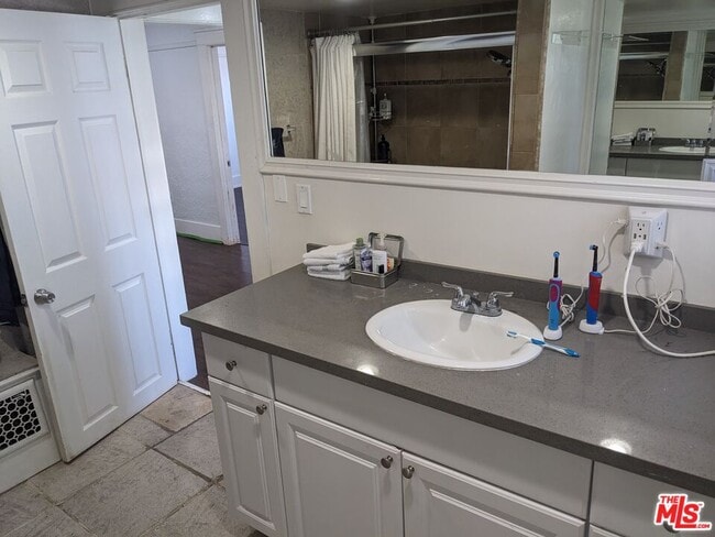 Building Photo - 4547 W 16th Pl