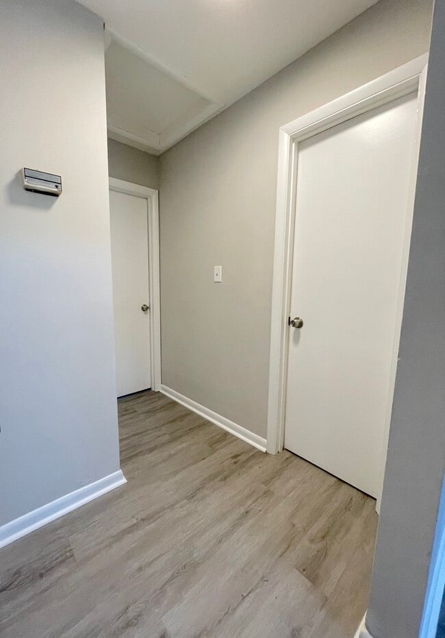 Building Photo - UPDATED 2BED/1BATH TOWNHOME IN TOWN CENTER...