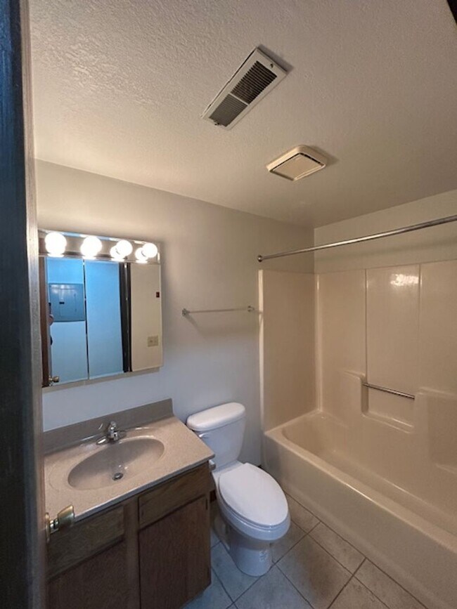 Building Photo - 1 bedroom, 1 bath with upgraded LED Lighting!