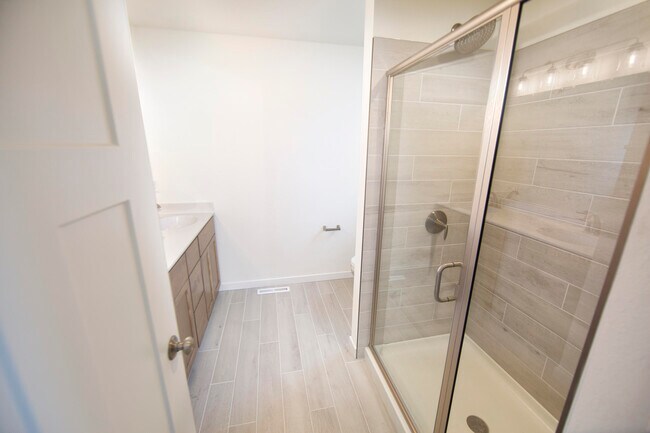 Building Photo - N116W7245 Oakmont Dr