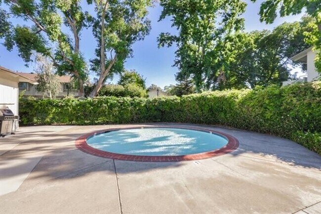Building Photo - End Unit 2 Bed, 2 Bath Townhouse with Atta...