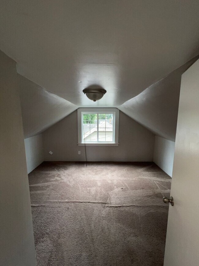 Building Photo - 4 Bed, 1 Bath, Large fenced yard, Shop, En...