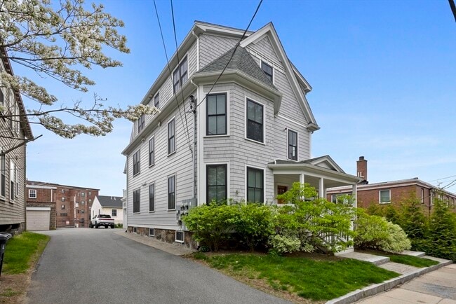 Building Photo - 44 Evergreen St