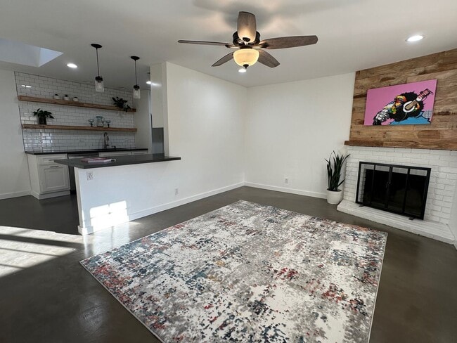 Building Photo - AMAZING INTERIOR 4 BEDROOM / 2 BATHROOM RE...