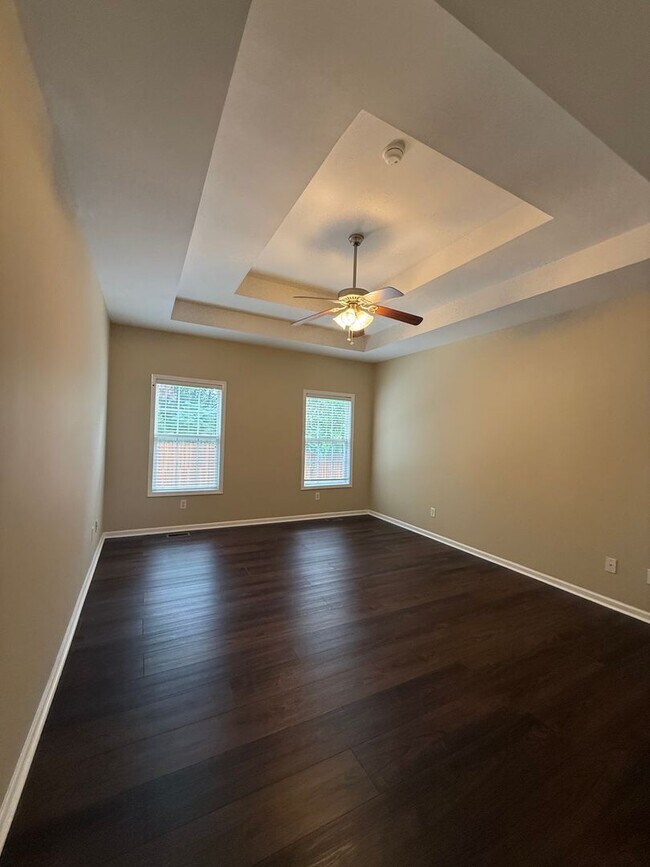 Building Photo - 450 Sterling Dr