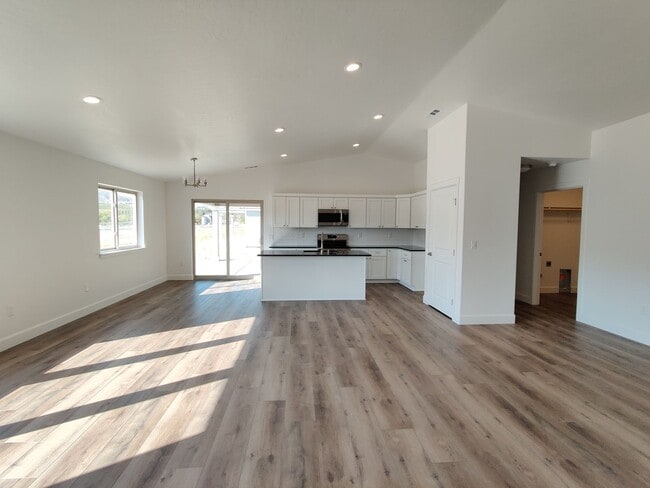 Building Photo - Stunning Newer Build in Benton City