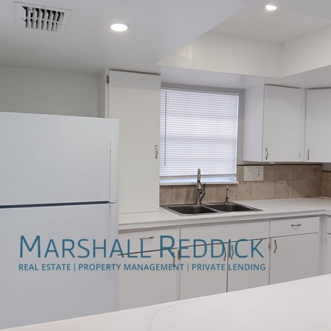 Building Photo - Charming 2 Bedroom, 2 Bath Duplex in a Gre...