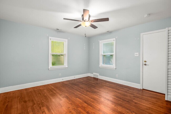 Building Photo - 5038 Pinewood Dr