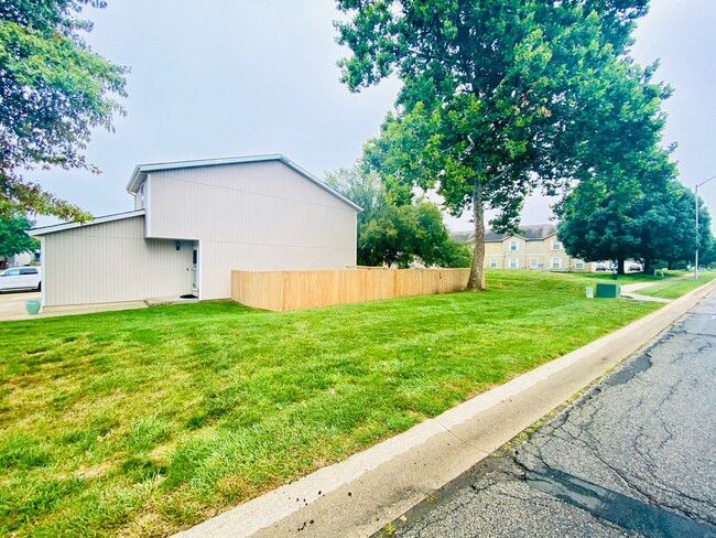 Building Photo - {1423} Olathe Townhome + 3Bed/2.5Bath + Fe...