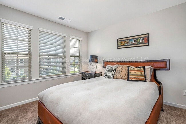 Building Photo - 9449 Glenburn Ln