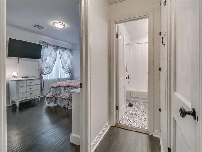 Building Photo - 621 N 16th St