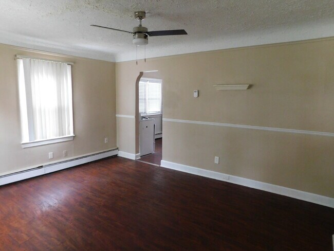 Building Photo - Sharp Bungalow in Great Location
