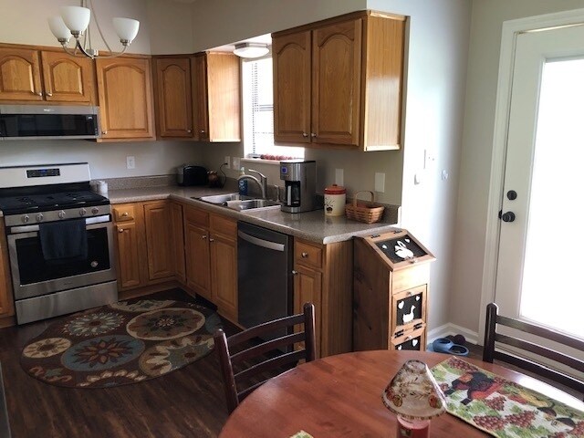 Building Photo - Quaint setting, One Level 3BR/ 2BA 2-Car Garage Condo