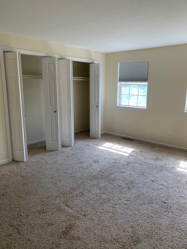 Building Photo - 121 E Gate Ln