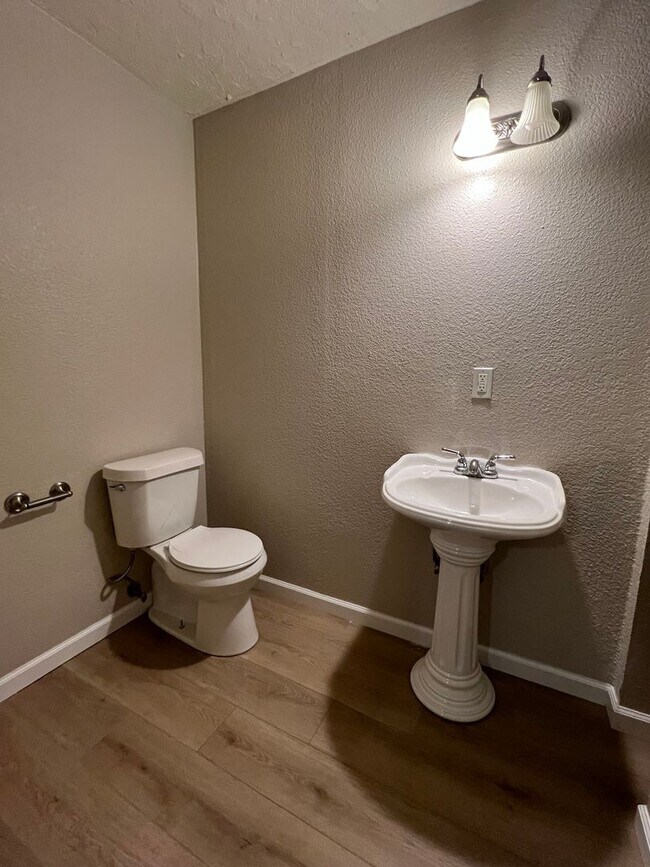 Building Photo - 4203 SE Dorchester- Available now!