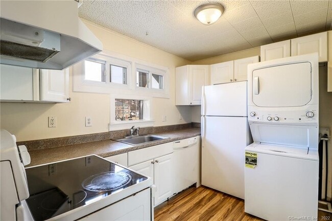 Building Photo - 24 Elm St