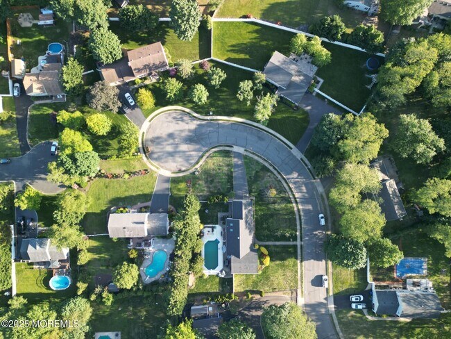 Building Photo - 17 Acorn Dr