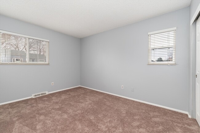 Building Photo - 5025 E Weaver Ave