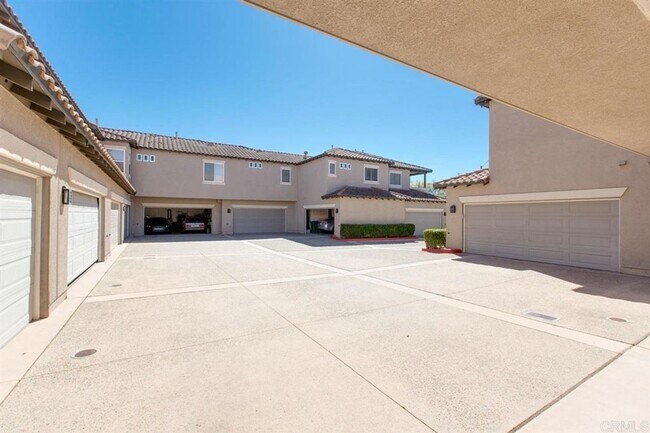 Building Photo - Vibrant 3 Bedroom Townhome in Bressi Ranch