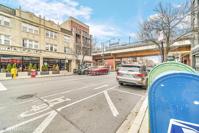 Building Photo - 1454 W Roscoe St