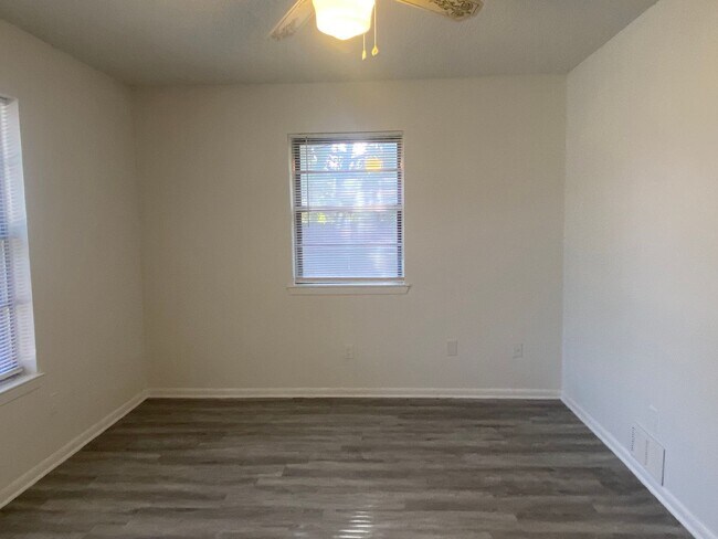 Building Photo - 3 BEDROOM, NEAR BELTON HIGH SCHOOL