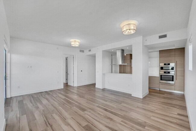 Building Photo - 155 E Boca Raton Rd