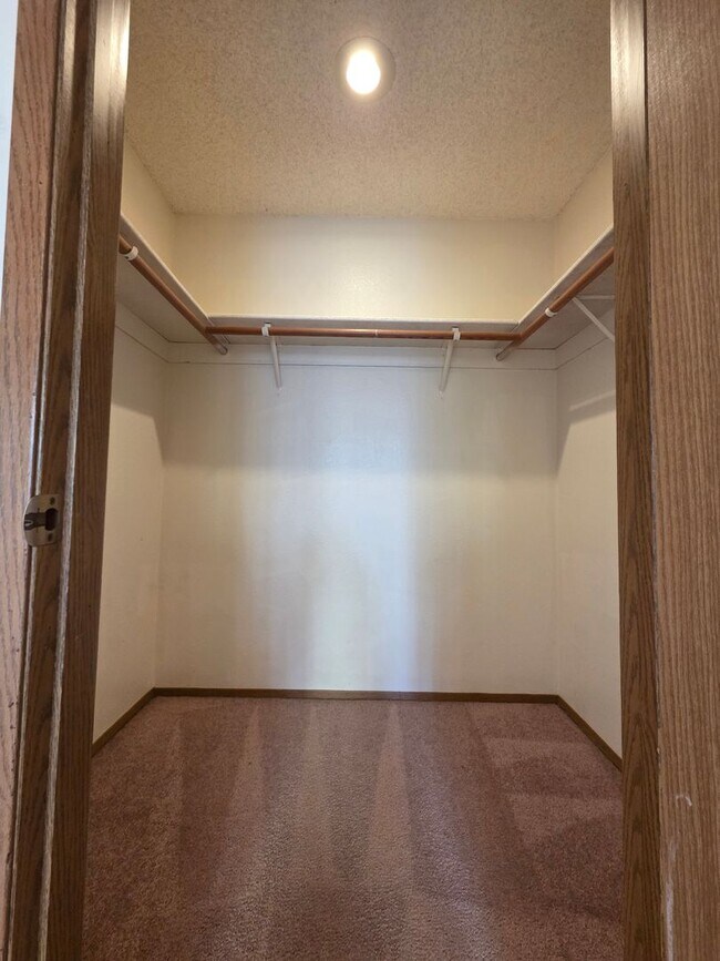 Building Photo - Spacious home with fully fenced yard!