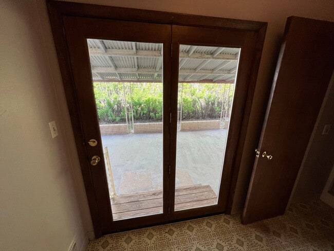 Building Photo - 3 Bed 2 Bath House with Attached 2 Car Garage & Trailer Parking