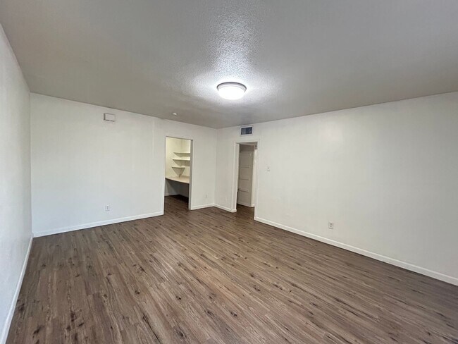 Building Photo - No Hoa! Single Story House with 4 Bedrooms 2 Bathrooms!