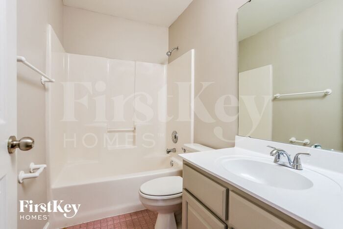 Building Photo - 650 Silver Maple Dr