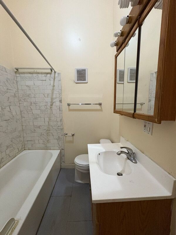 Building Photo - 24 E Mt Vernon Pl