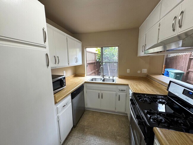 Building Photo - 7313 Unicorn Cir