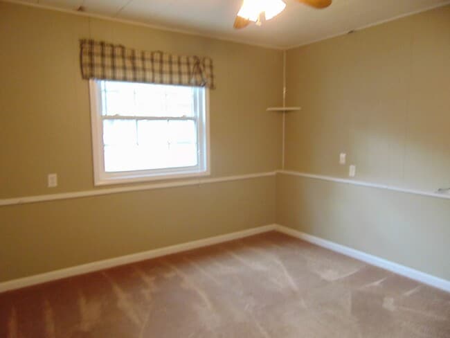 Building Photo - Inviting 3 Bed 2 Bath House