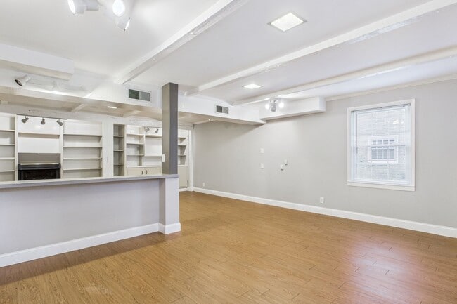 Building Photo - Large Home in Guilford Hills, Hardwood Flo...