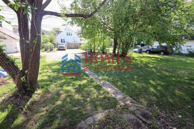 Building Photo - Three Bedroom House | Move in Ready