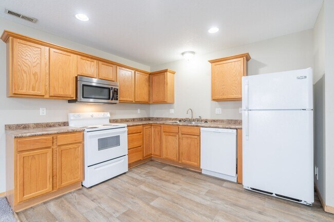 Building Photo - 2 Bedroom 2 Bathroom Town House - Interior...