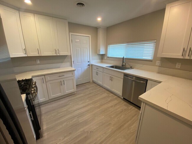 Building Photo - 8 BED/ 4 BATH with a POOL and Views!