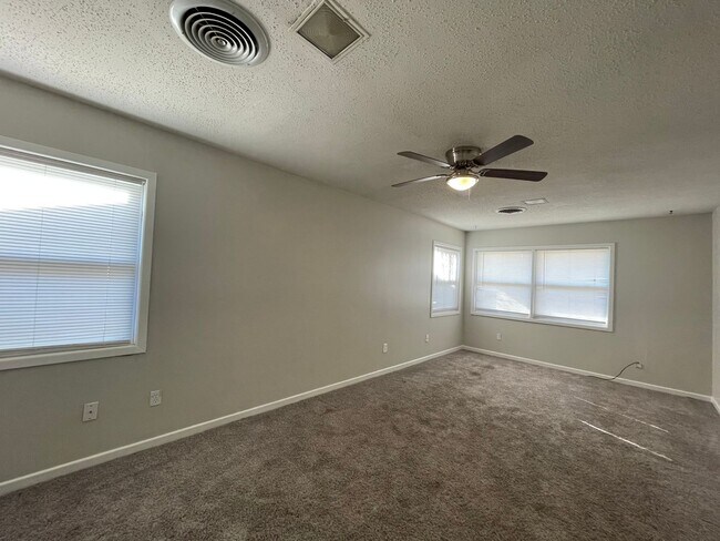 Building Photo - Pre-Leasing 4 bed 2 bath