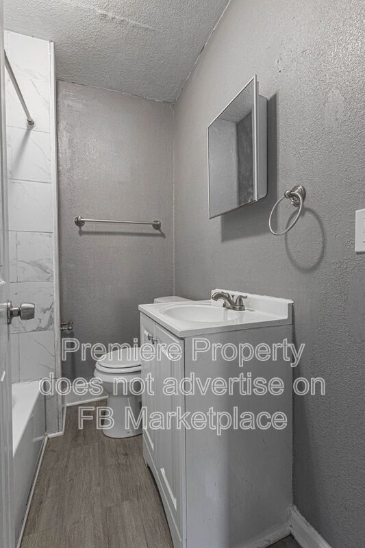 Building Photo - 807 S Savage St